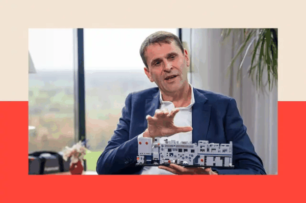 艾斯摩尔执行长克里斯多夫・富凯（Christophe Fouquet）手持一台半导体微影机的模型。