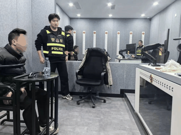 这是山东烟台警方在审讯网络“水军”团伙犯罪嫌疑人。（受访者供图）