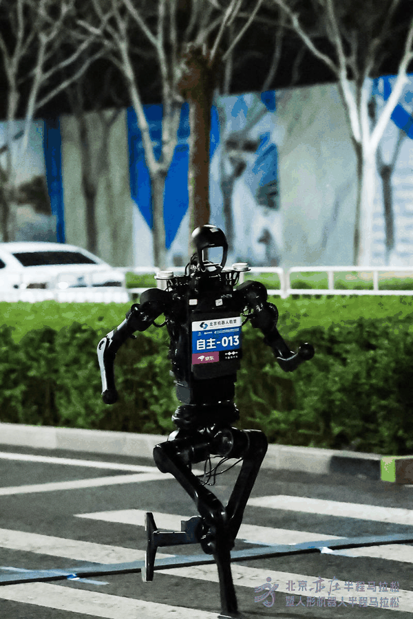 宇树科技H1机器人参加人形机器人半程马拉松测试活动。