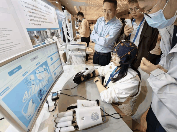 全国脑机接口临床应用与转化大会正在举行，参会者现场体验植入式脑机接口医疗系统。新京报记者 陶冉 摄