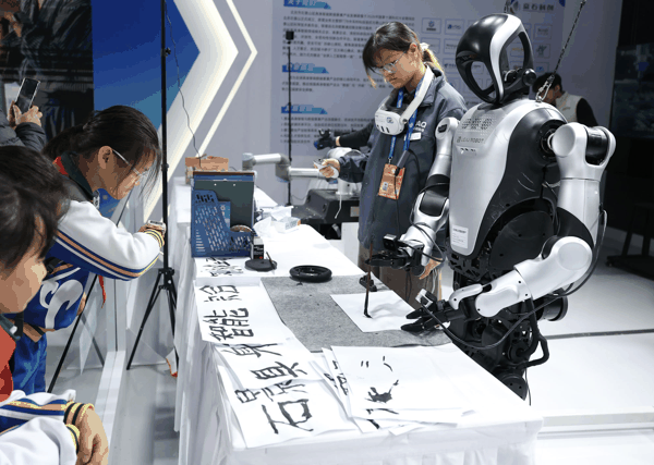 在2026北京国际科幻与未来产业博览会现场，一款机器人在展示书写毛笔字。资料照片