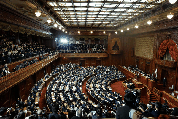 2026年1月23日,日本众议院议长额贺福志郎在众议院全体会议上宣读解散诏书,日本众议院正式解散。这也是日本众议院60年来首次在国会例会开幕日解散(图:新华社)