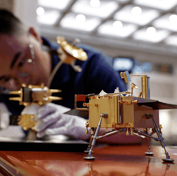 中国“嫦娥六号”月球探测器的模型。