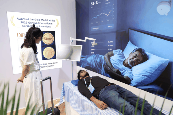 2025年10月31日,广东广州,客商在第138届广交会智慧医疗专区体验一款非接触式心脏健康监测系统(图:新华社)