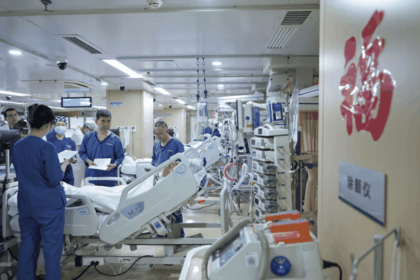 2026年2月9日,北京广安门医院急诊科,医生在重症监护病房查房(图:新华社)