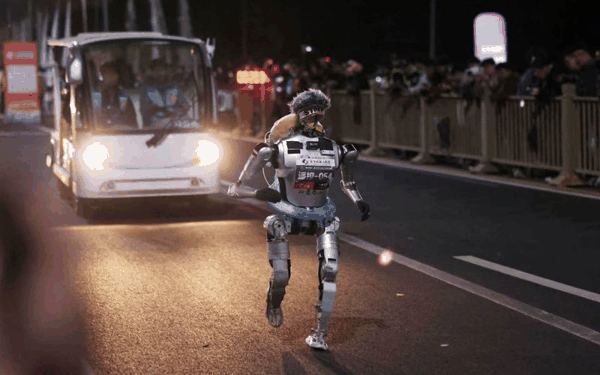 4月11日晚至12日凌晨，2026北京亦庄人形机器人半程马拉松全流程全要素测试活动举行。新京报记者 李木易 摄