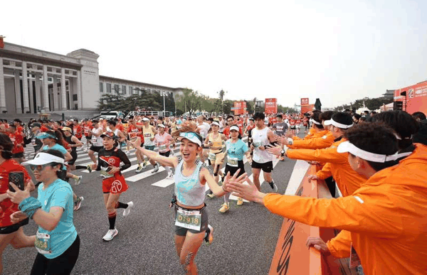 4月12日7时，2026北京半程马拉松在天安门广场鸣枪起跑。新京报记者 王飞 摄