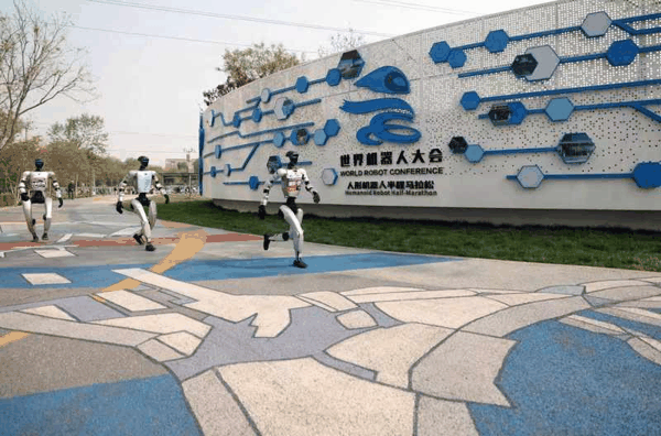 4月15日，北京机器人产业园，部分赛队进行测试与训练。新京报记者 李木易 摄