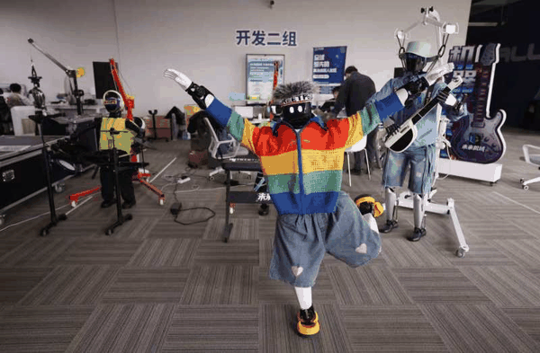 机器人乐队排练《阳光彩虹小白马》等曲目。新京报记者 李木易 摄