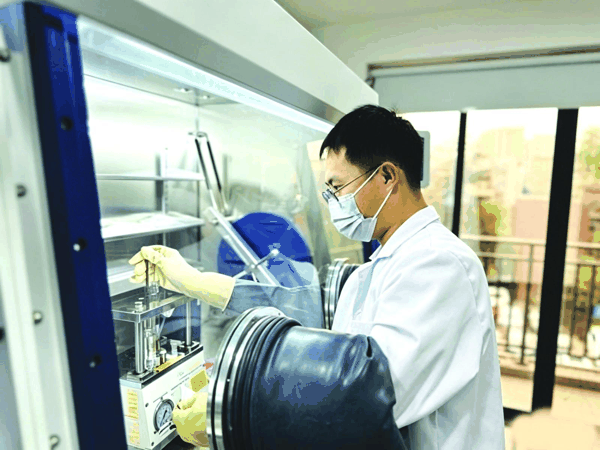 纳星科技研发中心的工程师正在组装电池