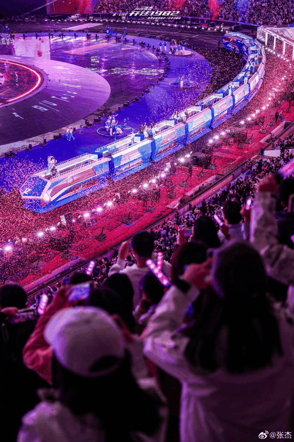 百米机械列车开进演唱会内场。