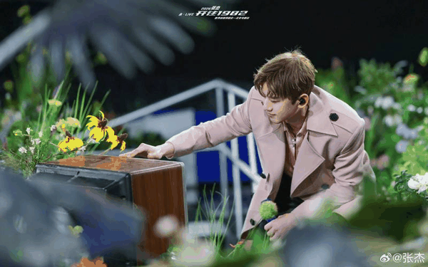 张杰表示，看到歌迷带着自己的家人，他会觉得大家之间的情感很久了。