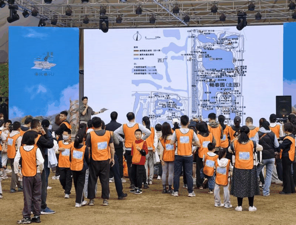 4月18日，海淀公园，三山五园文化讲师深入浅出，为孩子们生动讲解三山五园的历史渊源。新京报记者 浦峰 摄