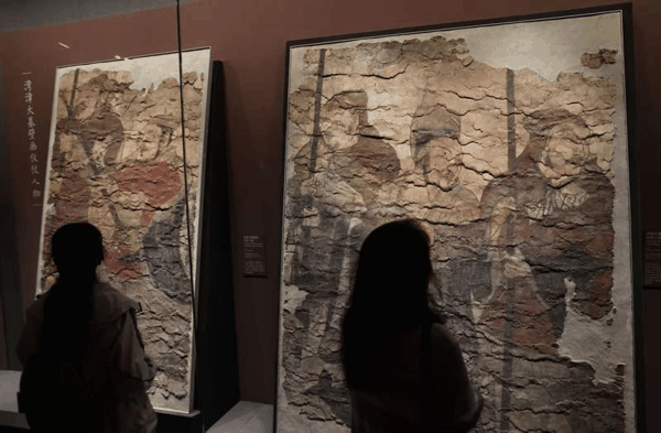 观众在观看河北磁县湾漳北朝壁画。新京报记者 浦峰 摄