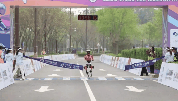 50分26秒！2026人形机器人半马冠军出炉，超人类世界纪录