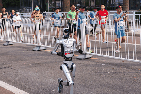 荣耀机器人“元气仔” 图源：企业供图