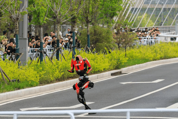 荣耀“闪电”机器人 图源：企业供图