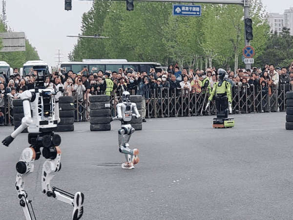 首都交管机器人。北京交警供图