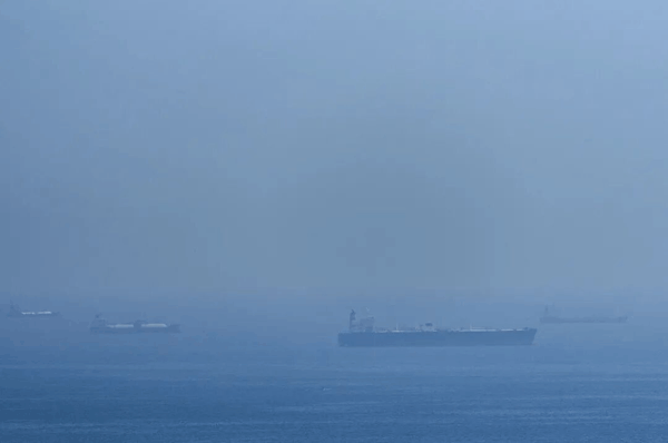 当地时间18日的伊朗霍尔木兹海峡。图片来源：视觉中国