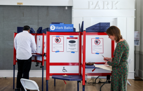 4月21日，在弗吉尼亚州阿灵顿举行的特别选举中，选民们在里昂公园社区中心内的投票站投票