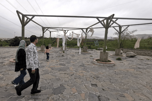 ▲4月22日，人们在伊朗德黑兰北部的一个公园行走。图/新华社