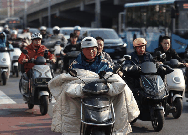 4月23日，东三环中路辅路双井桥下，六成左右的电动自行车骑行者戴上了头盔。新京报记者 王贵彬 摄