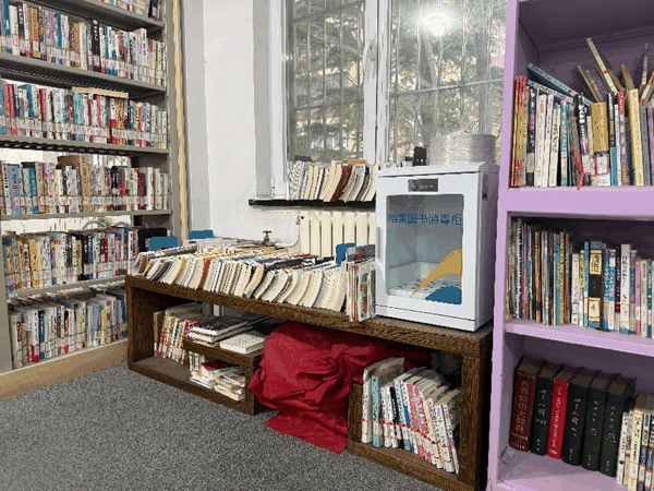 潘家园街道图书馆内放置的档案图书消毒柜。新京报记者 张建林 摄