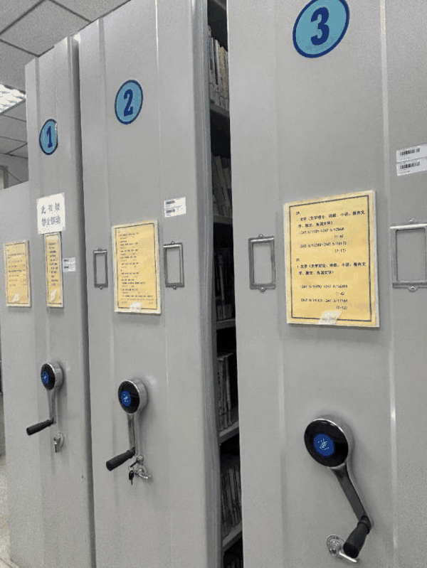 西城区白广路社区图书馆内的手摇式可移动书架。新京报记者 展圣洁 摄