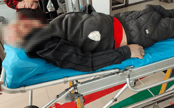 ▲老人在养老院被室友打伤送医，引发社会关注。图/红星新闻