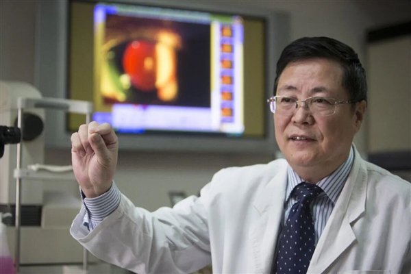 王宁利在讲解眼科疾病 图源：北京同仁医院