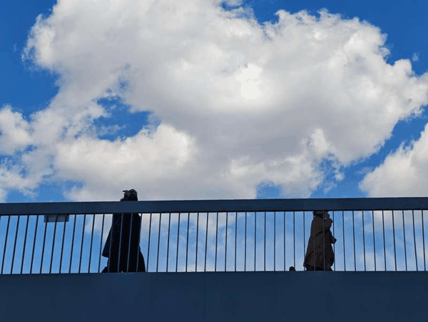 惠新东桥，行人穿越过街天桥。