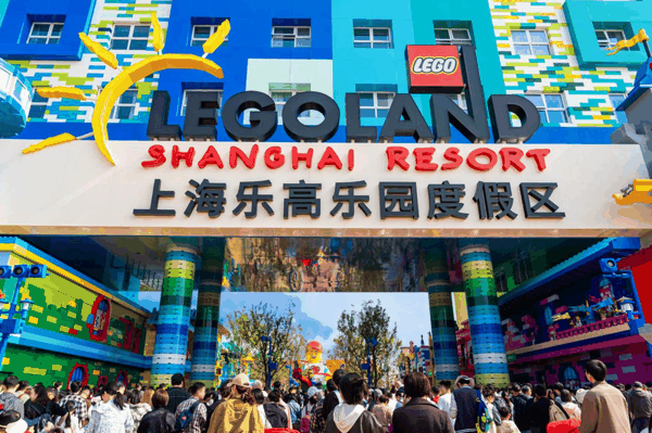 5月1日，上海乐高乐园度假区开园前半小时入口处已聚集大量游客。受访者供图