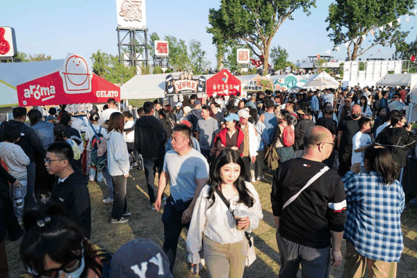 福园，面包节上人头攒动。新京报记者 王子诚 摄