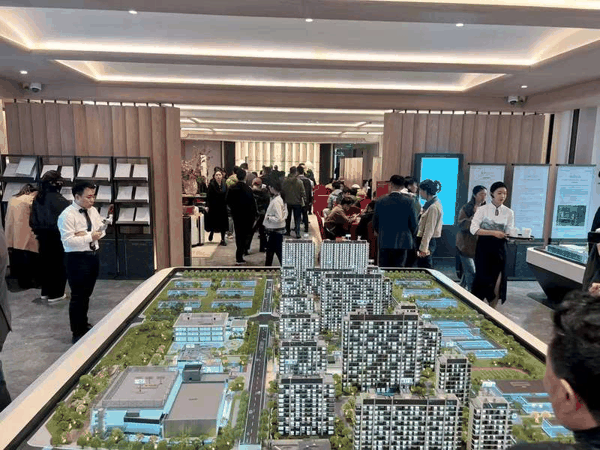 国贤府PARK售楼处现场。