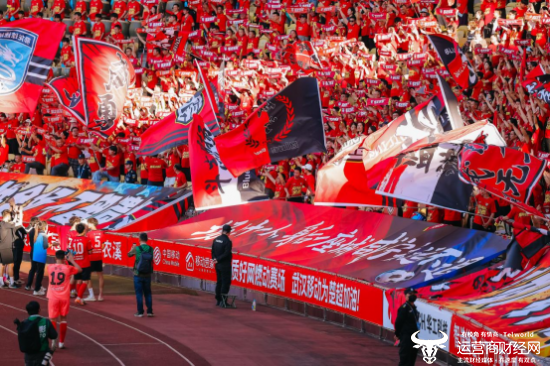 （假日期间，2026 年湖北省城市足球联赛武汉主场揭幕战在武汉五环体育中心燃情上演）