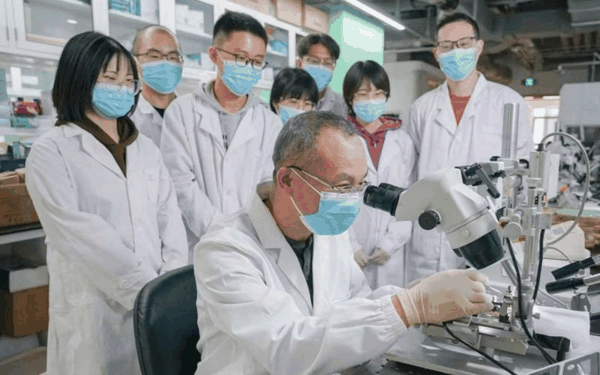 罗敏敏带领青年科研人员进行攻关。北京脑所供图