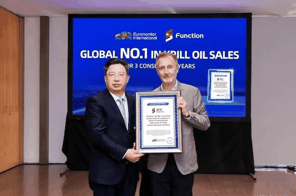 （图：欧睿国际授予逢时科技“全球磷虾油连续3年销售额第一的企业”荣誉）