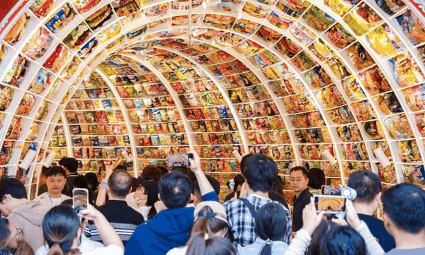 ▲长沙“零食王国”店里的零食长廊，吸引了众多游客拍照打卡。新京报资料图