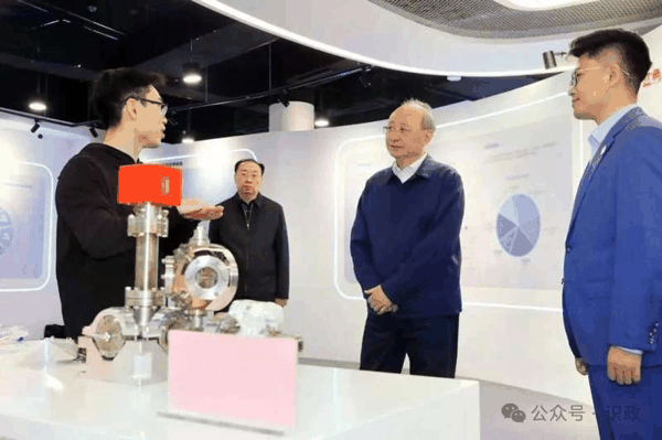 在中关村量子科技孵化器察看企业基础研究成果