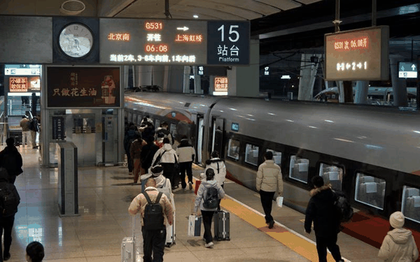 ▲旅客在北京南站乘车。新京报资料图