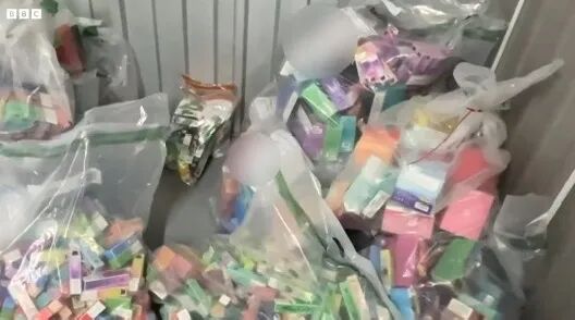 被收缴的非法电子烟。（视频截图）