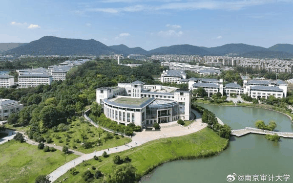 ▲南京审计大学通报“偷拍女生裙底研究生”调查情况：决定给予顾某某开除学籍处分。图/南京审计大学官方微博