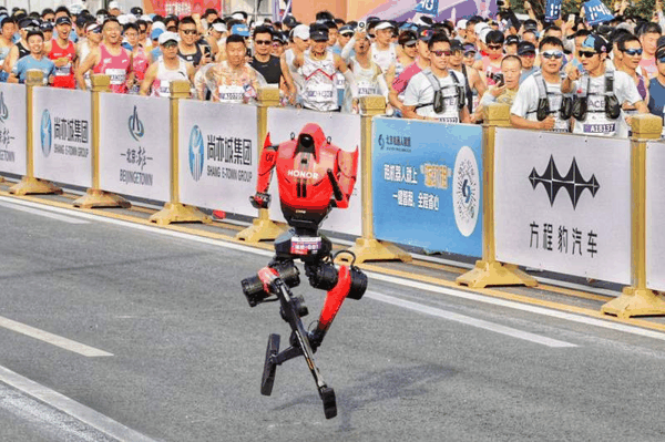 4月19日，2026北京亦庄半程马拉松暨人形机器人半程马拉松开跑。新京报记者 王子诚 王贵彬 摄