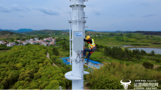 （木兰草原景区里，湖北移动技术人员登高有条不紊地部署5G-A超级上行设备）