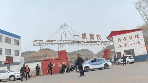 ▲招生人员宣称“快速学车，文盲包过”的临县一帆驾校。图/新京报