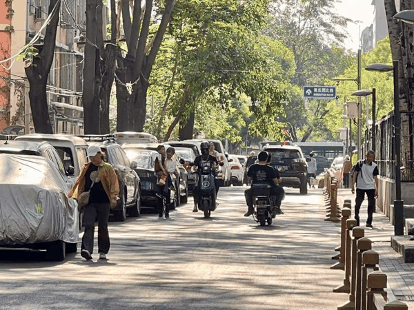 黄瓜园北路，虽然隔离出来了人行道，但行人大多走在机动车道上。新京报记者 陈璐 摄