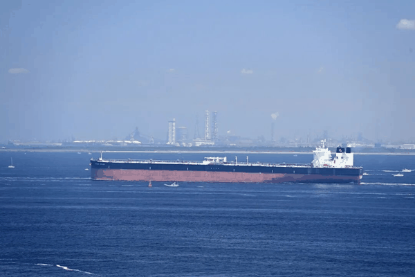 当地时间2026年5月16日，日本神奈川县，原油运输船ENEOS DREAM在东京湾入口处的浦贺水道航行/图源：视觉中国