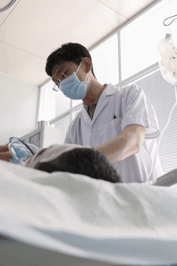5月24日，专家组成员在山西省长治市人民医院救治伤员。新华社记者 杨晨光 摄
