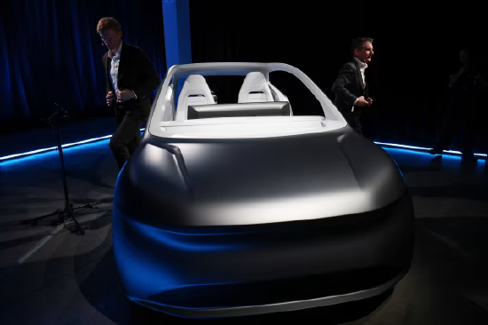 马克・温特霍夫与安德鲁・麦克唐纳站在一辆露西德自动驾驶出租车概念车旁。优步总裁兼首席运营官在露西德投资者日活动中亮相于这款自动驾驶出租车概念车旁。如今优步选择携手合作伙伴共同研发无人驾驶出租车。