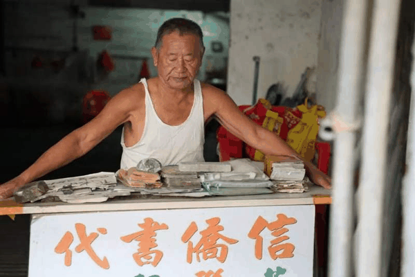 姜明典在他的小摊上。刁乐妍 摄